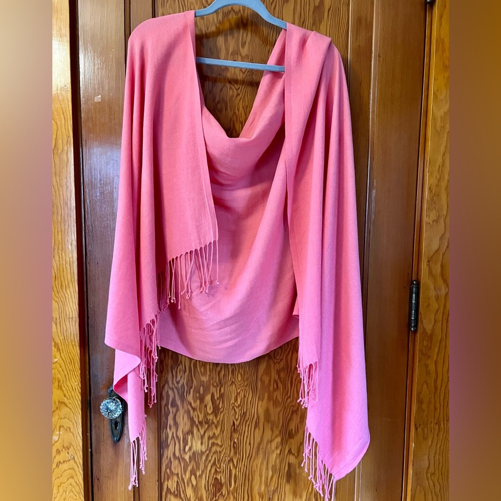 Soft woven pink scarf with fringe